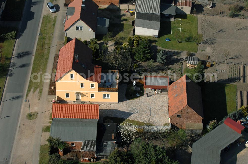 Aerial image Angern - Blick auf ein Wohnhaus / Einfamilienhaus an der Friedensstrasse 54 in 39326 Angern bei Wolmirstedt.