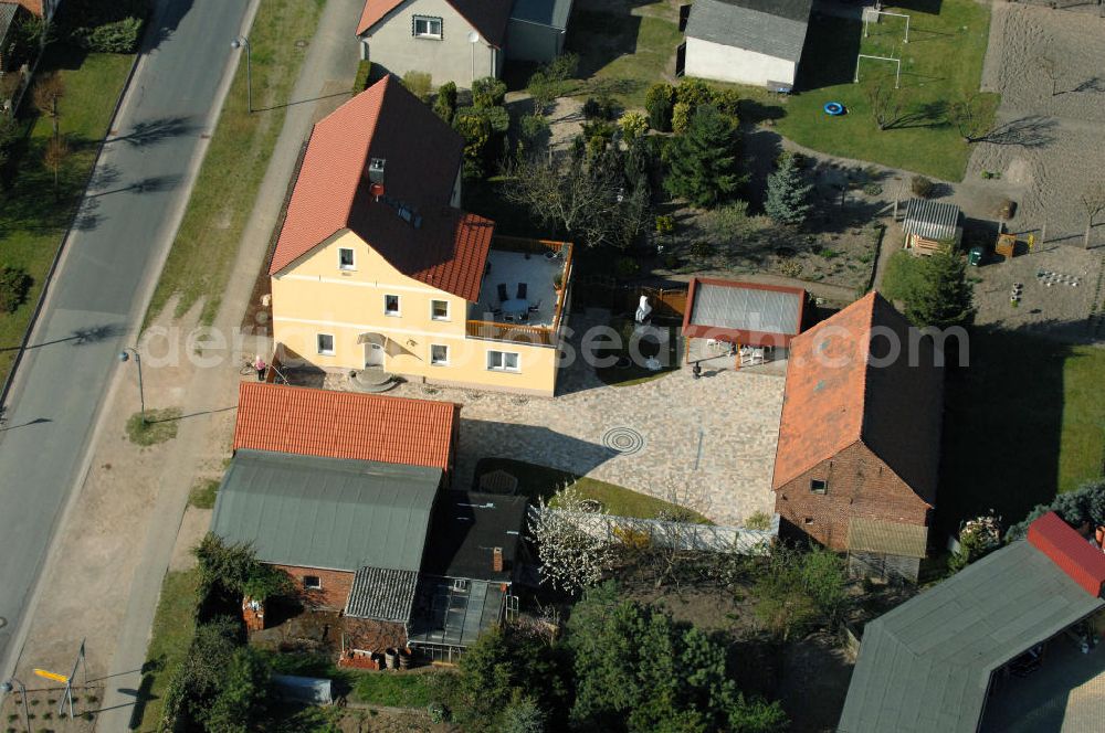 Angern from above - Blick auf ein Wohnhaus / Einfamilienhaus an der Friedensstrasse 54 in 39326 Angern bei Wolmirstedt.