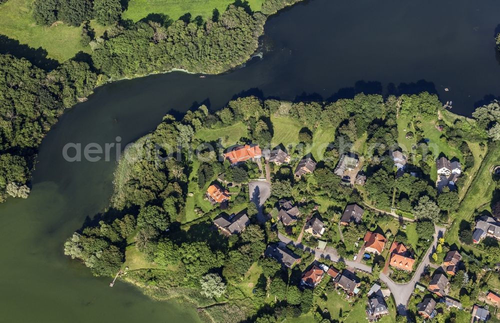 Dörnick from the bird's eye view: Dwelling house cultivation on the peninsula by the river Schwentine in Doernick in the federal state Schleswig-Holstein