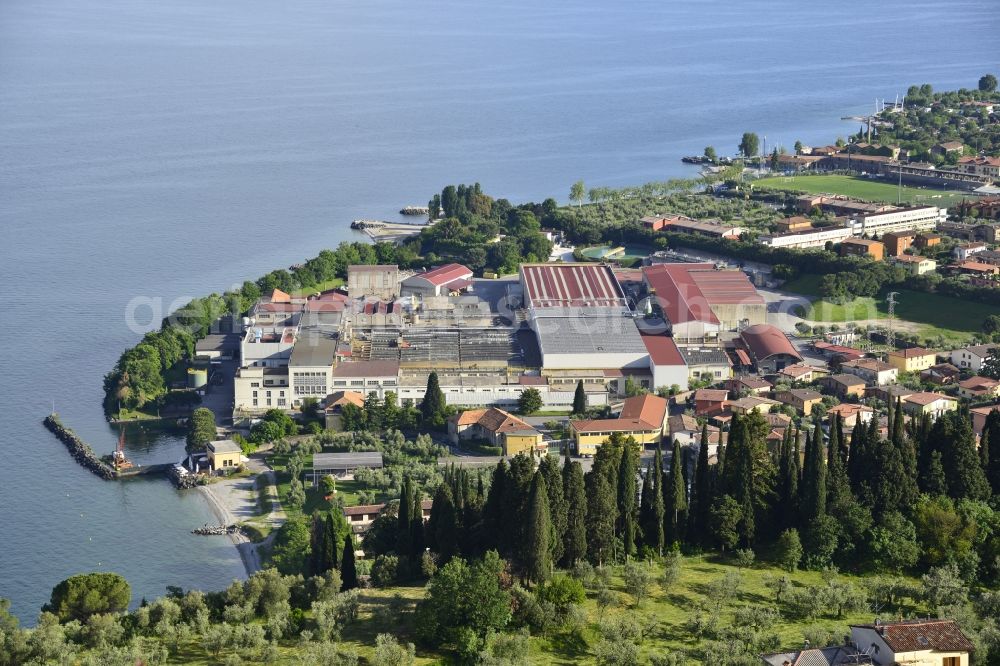 Toscolano Maderno from above - Residential house development on the peninsula on Gardasee - Lago di Garda in Toscolano Maderno in Lombardei, Italy