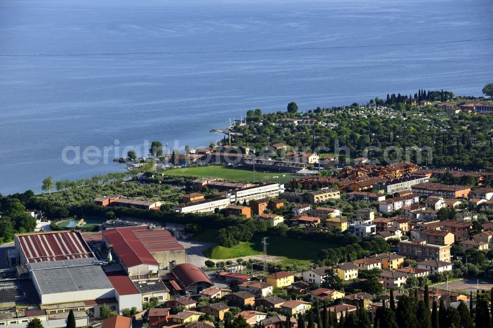 Toscolano Maderno from the bird's eye view: Residential house development on the peninsula on Gardasee - Lago di Garda in Toscolano Maderno in Lombardei, Italy