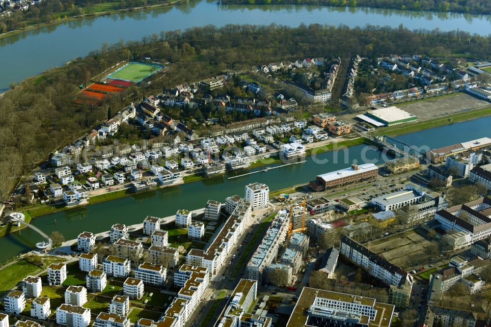 Ludwigshafen am Rhein from the bird's eye view: Residential building on the Parkinsel Stadtpark between the Rhine and Luitpoldhafen in Ludwigshafen am Rhein in the state Rhineland-Palatinate, Germany