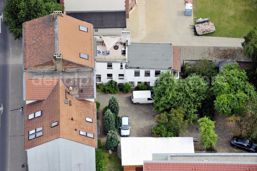 Bernau from the bird's eye view: Blick auf ein Mehrfamilien- Wohnhaus an der Börnicker Straße im Stadtzentrum von Bernau. View to an dwelling house in the inner city of Bernau.