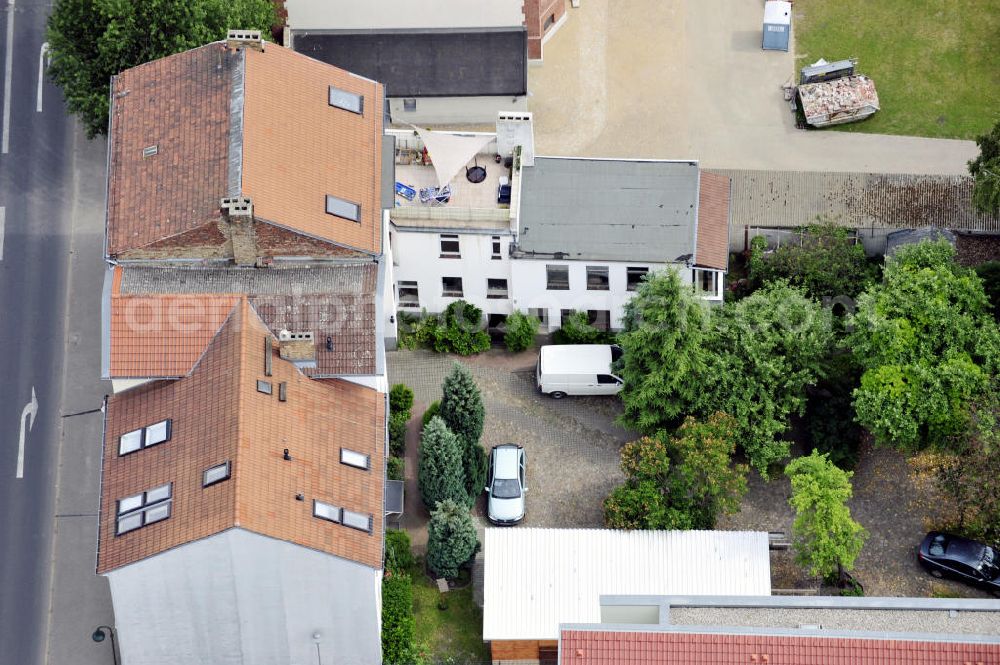 Aerial image Bernau - Blick auf ein Mehrfamilien- Wohnhaus an der Börnicker Straße im Stadtzentrum von Bernau. View to an dwelling house in the inner city of Bernau.