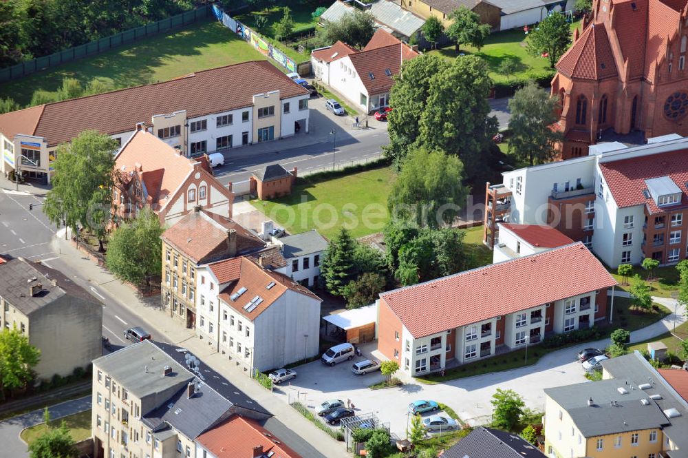 Aerial photograph Bernau - Blick auf ein Mehrfamilien- Wohnhaus an der Börnicker Straße im Stadtzentrum von Bernau. View to an dwelling house in the inner city of Bernau.