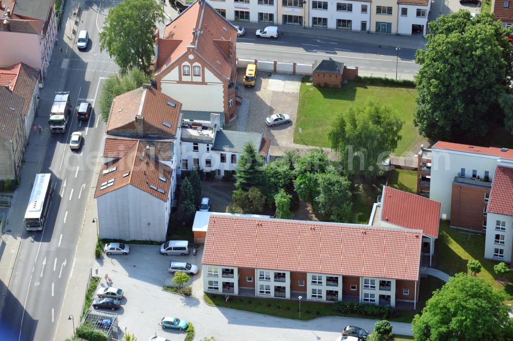 Bernau from the bird's eye view: Blick auf ein Mehrfamilien- Wohnhaus an der Börnicker Straße im Stadtzentrum von Bernau. View to an dwelling house in the inner city of Bernau.