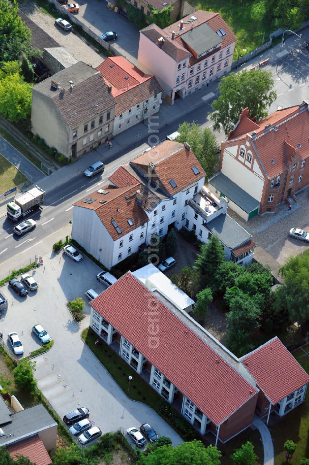 Aerial image Bernau - Blick auf ein Mehrfamilien- Wohnhaus an der Börnicker Straße im Stadtzentrum von Bernau. View to an dwelling house in the inner city of Bernau.