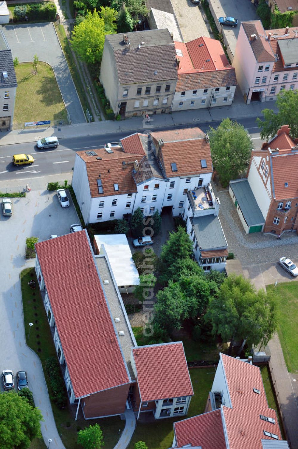 Aerial photograph Bernau - Blick auf ein Mehrfamilien- Wohnhaus an der Börnicker Straße im Stadtzentrum von Bernau. View to an dwelling house in the inner city of Bernau.