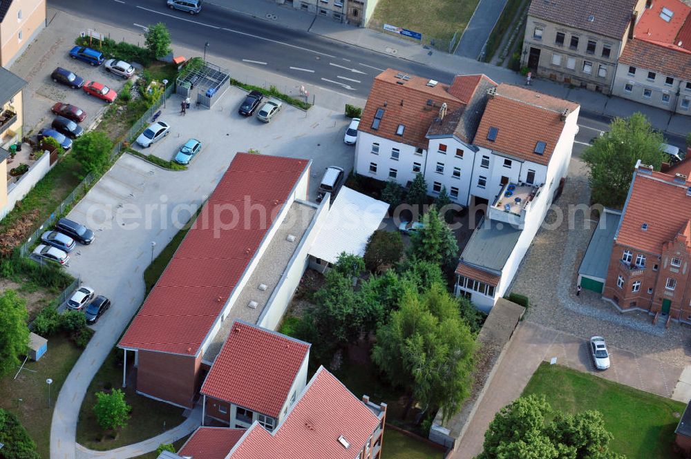 Bernau from the bird's eye view: Blick auf ein Mehrfamilien- Wohnhaus an der Börnicker Straße im Stadtzentrum von Bernau. View to an dwelling house in the inner city of Bernau.