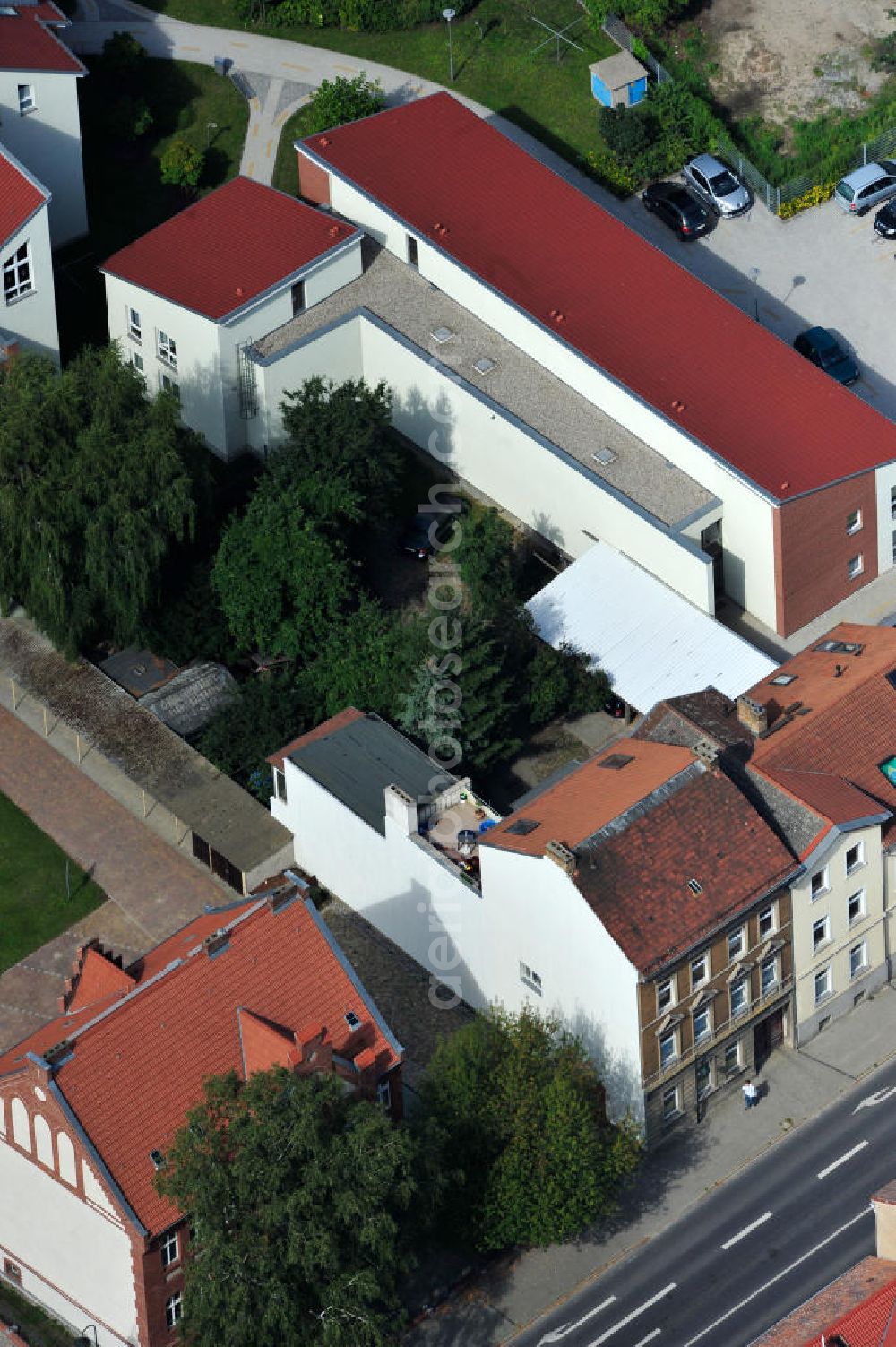 Aerial photograph Bernau - Blick auf ein Mehrfamilien- Wohnhaus an der Börnicker Straße im Stadtzentrum von Bernau. View to an dwelling house in the inner city of Bernau.