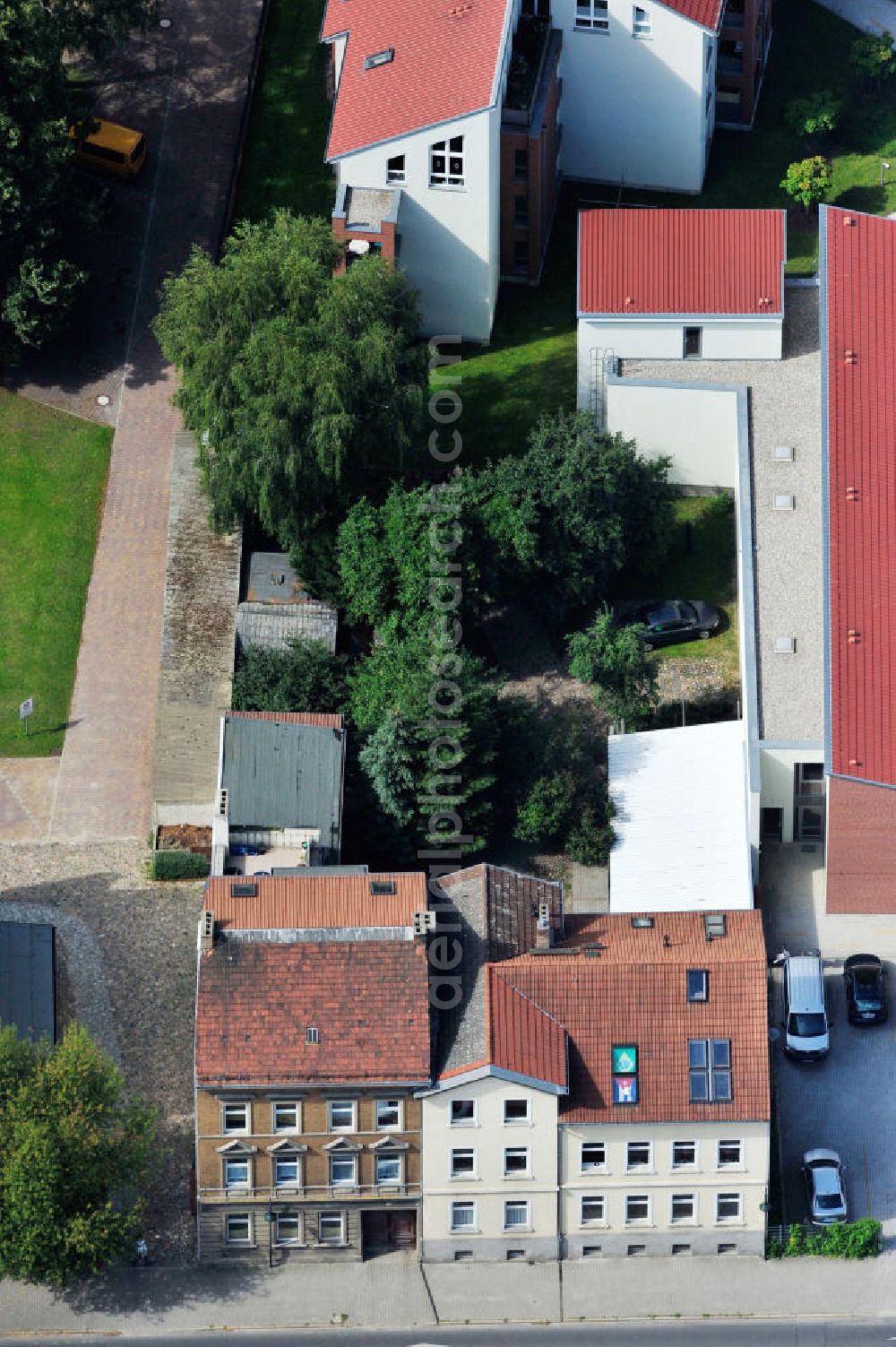 Bernau from the bird's eye view: Blick auf ein Mehrfamilien- Wohnhaus an der Börnicker Straße im Stadtzentrum von Bernau. View to an dwelling house in the inner city of Bernau.