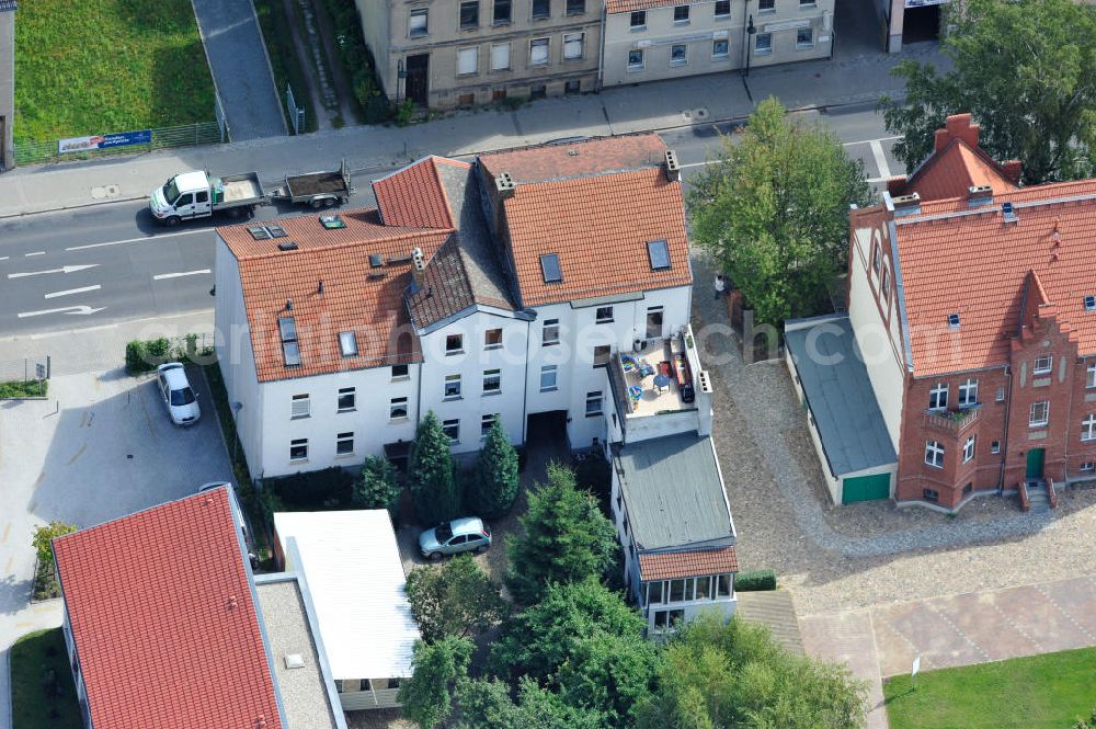 Bernau from the bird's eye view: Blick auf ein Mehrfamilien- Wohnhaus an der Börnicker Straße im Stadtzentrum von Bernau. View to an dwelling house in the inner city of Bernau.