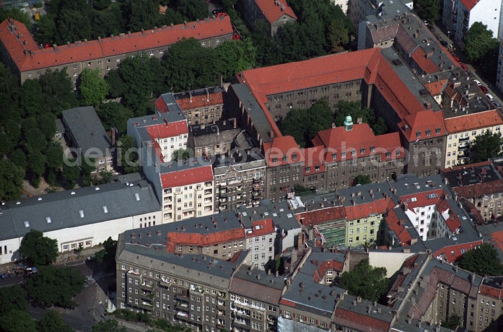 Aerial image Berlin Friedrichshain - Residence ensemble at the Kurt Schwitters school in the Boetzowstraße in Berlin Friedrichshain