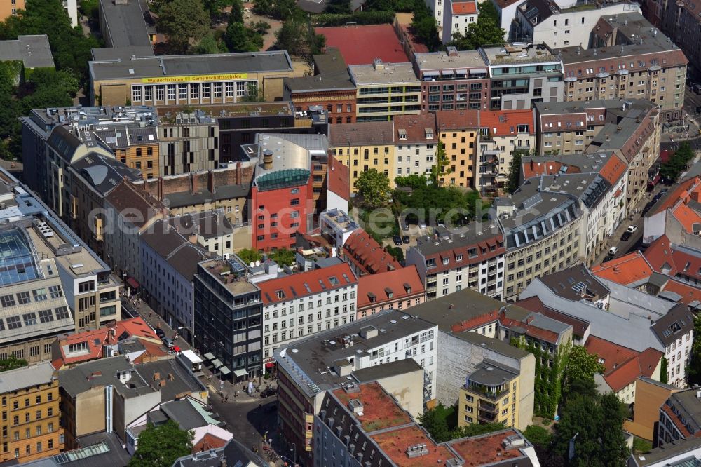 Berlin from the bird's eye view: View of a housing complex with shops in Berlin-Mitte along the Rosenthaler Strasse and Neue Schoenhauser Strasse. In the background you can see the grounds of the Freie Waldorfschule