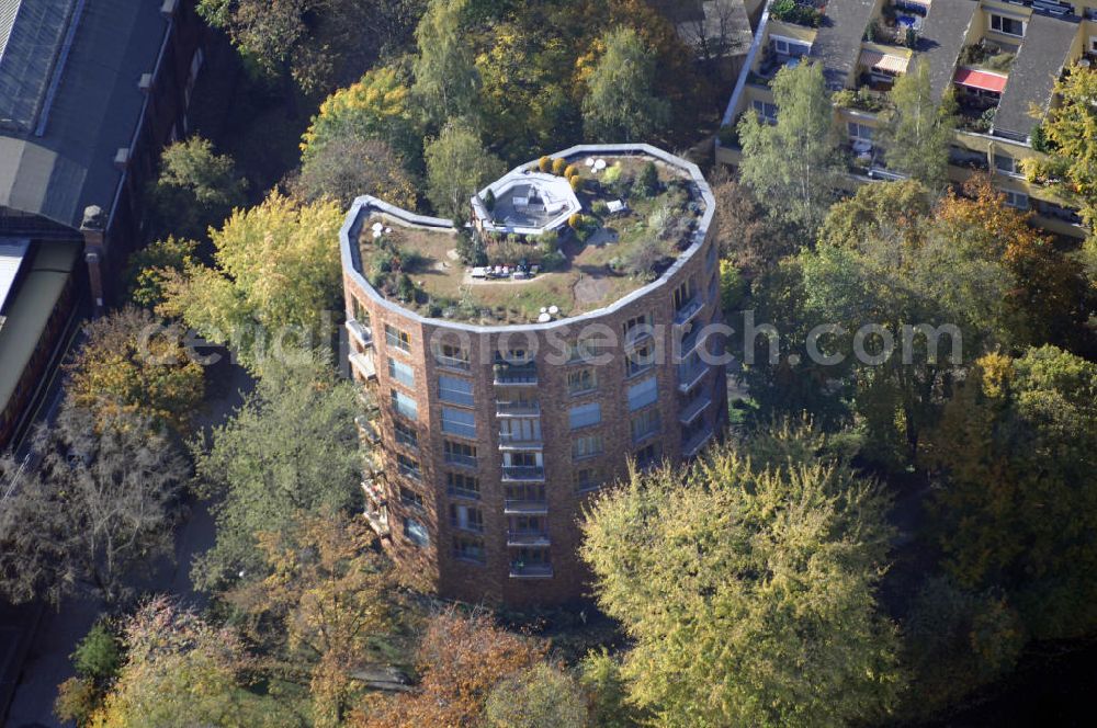 Aerial photograph Berlin - Blick auf das Wohnhaus am Holsteiner Ufer in Berlin Tiergarten nahe dem S-Bahnhof Bellevue. Dieses Gebäude wurde durch die ARIKON erstellt. Der Architekt Professor Tono entwarf dieses Gebäude das durch seine ungewöhnliche Architektur in Form einer Schnecke besticht. Kontakt: ARIKON Bau AG, Einemstraße 11, 10787 Berlin, Tel. +49(0)30 383976 0, Fax +49(0)30 383976 10, Email: info@arikon.de