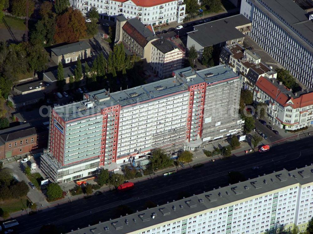 Aerial photograph Berlin - 13.10.2004 Blick auf ein Wohnhaus der Howoge in der Frankfurter Allee in Berlin-Lichtenberg.