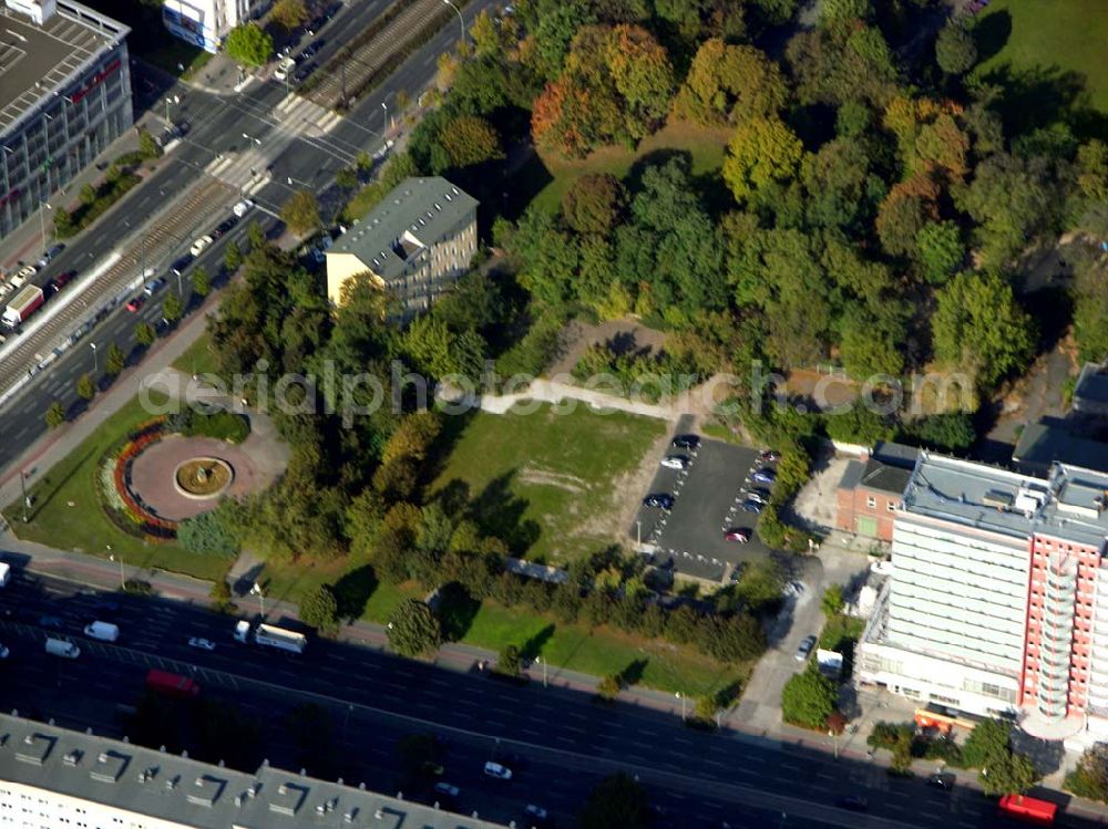 Berlin from the bird's eye view: 13.10.2004 Blick auf ein Wohnhaus der Howoge in der Frankfurter Allee in Berlin-Lichtenberg.