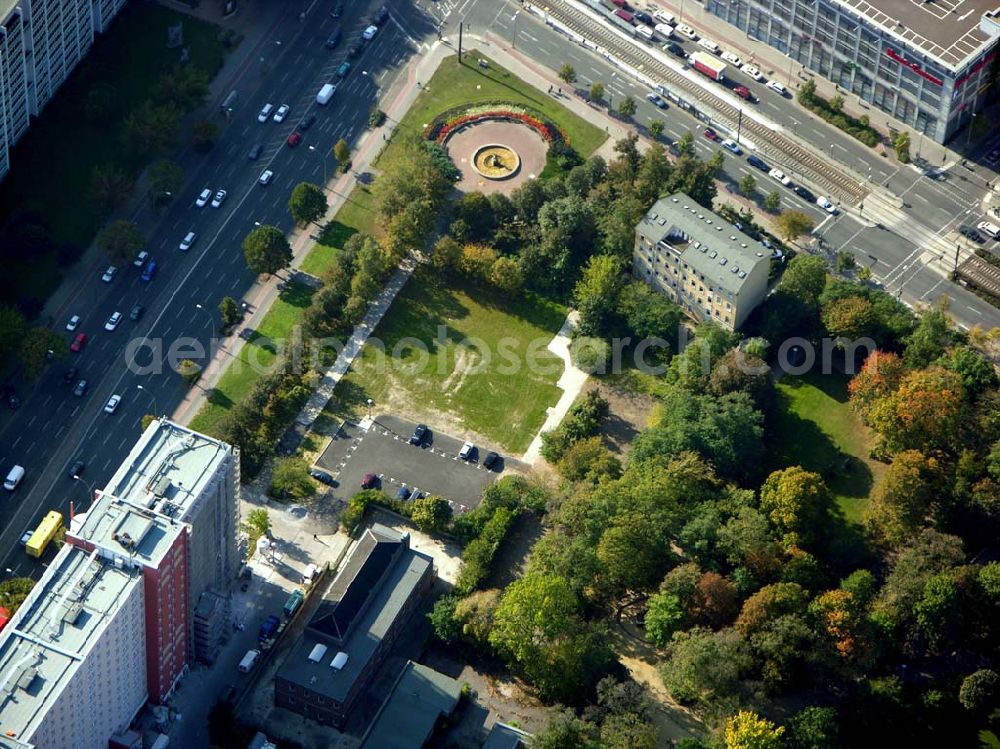 Berlin from the bird's eye view: 13.10.2004 Blick auf ein Wohnhaus der Howoge in der Frankfurter Allee in Berlin-Lichtenberg.