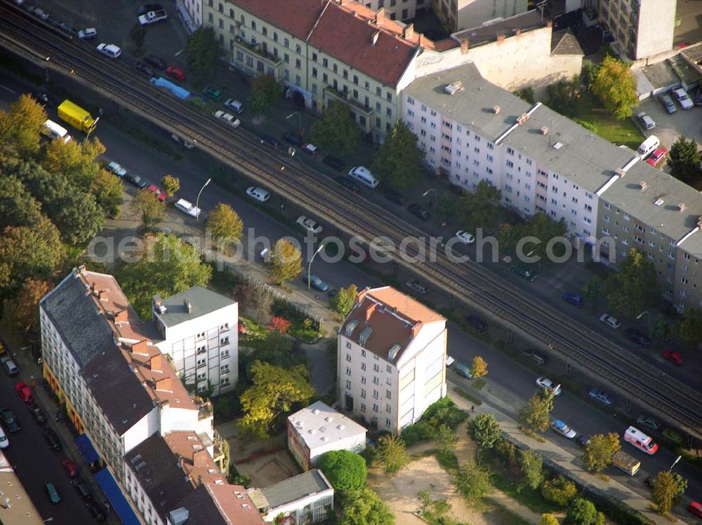 Aerial photograph Berlin-Kreuzberg - 05.10.2004 Wohnhaus in der Skalitzer Straße 114 in Berlin-Kreuzberg der Firmengruppe Bozkurt.