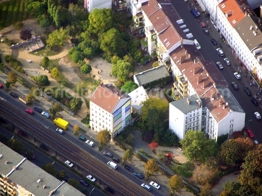 Berlin-Kreuzberg from the bird's eye view: 05.10.2004 Wohnhaus in der Skalitzer Straße 114 in Berlin-Kreuzberg der Firmengruppe Bozkurt.