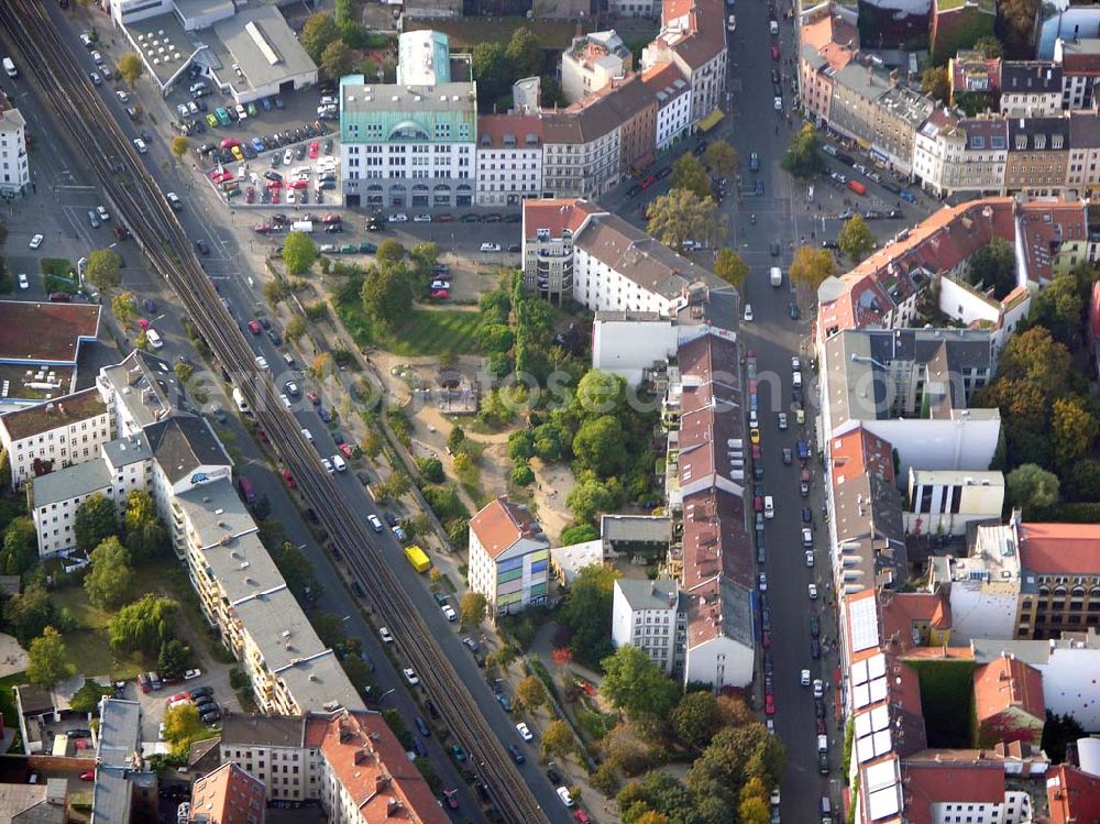 Aerial image Berlin-Kreuzberg - 05.10.2004 Wohnhaus in der Skalitzer Straße 114 in Berlin-Kreuzberg der Firmengruppe Bozkurt.