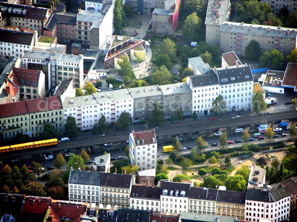 Berlin-Kreuzberg from above - 05.10.2004 Wohnhaus in der Skalitzer Straße 114 in Berlin-Kreuzberg der Firmengruppe Bozkurt.