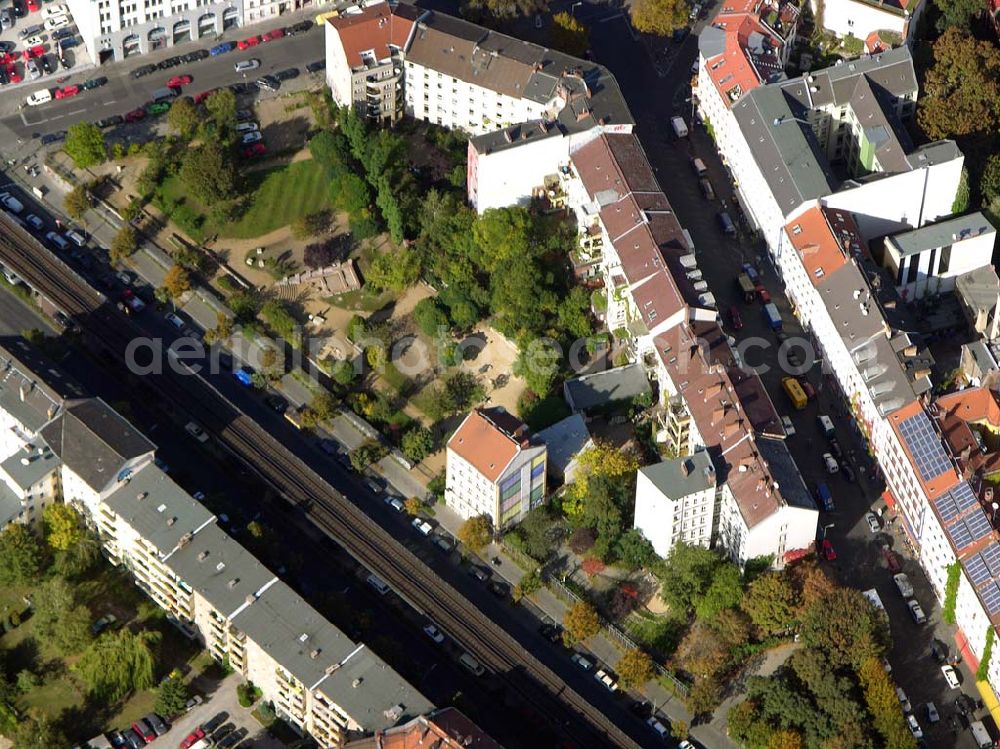 Aerial image Berlin - 05.10.2004 Wohnhaus in der Skalitzer Straße 114 in Berlin-Kreuzberg der Firmengruppe Bozkurt.