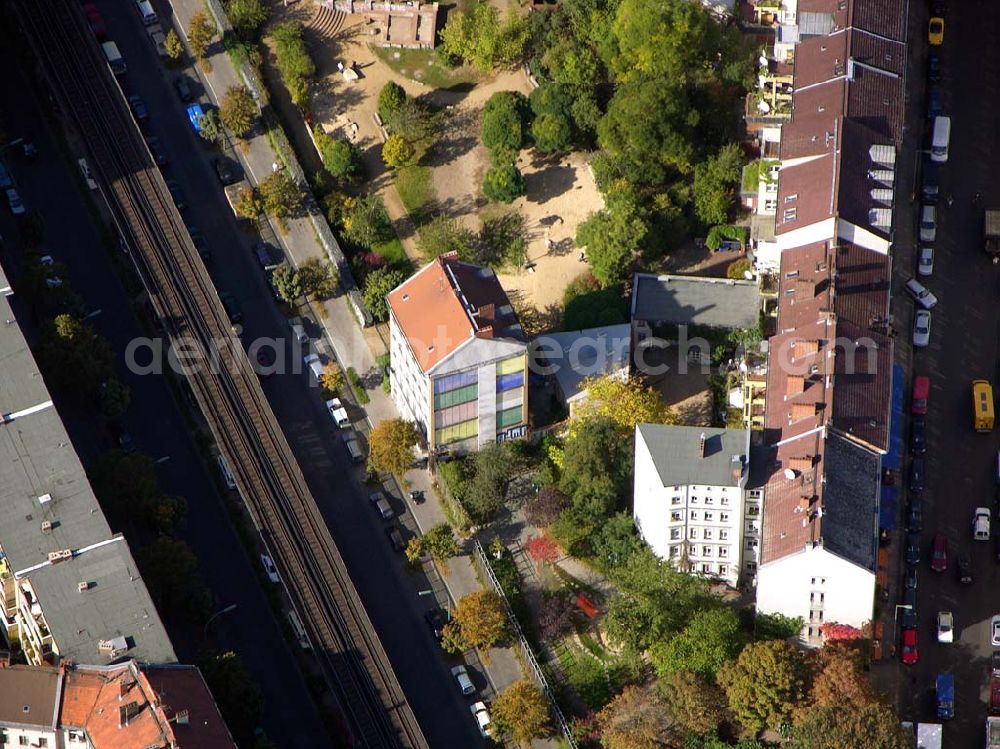 Aerial photograph Berlin - 05.10.2004 Wohnhaus in der Skalitzer Straße 114 in Berlin-Kreuzberg der Firmengruppe Bozkurt.