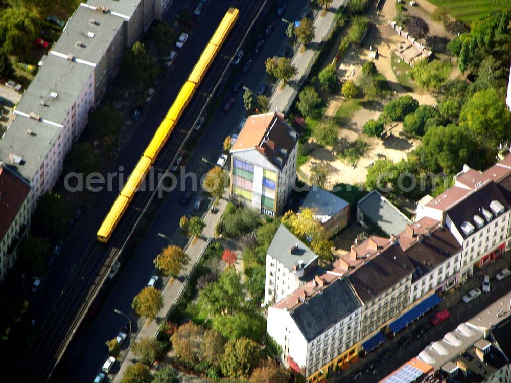 Berlin from the bird's eye view: 05.10.2004 Wohnhaus in der Skalitzer Straße 114 in Berlin-Kreuzberg der Firmengruppe Bozkurt.