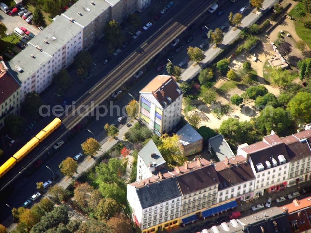 Aerial image Berlin - 05.10.2004 Wohnhaus in der Skalitzer Straße 114 in Berlin-Kreuzberg der Firmengruppe Bozkurt.