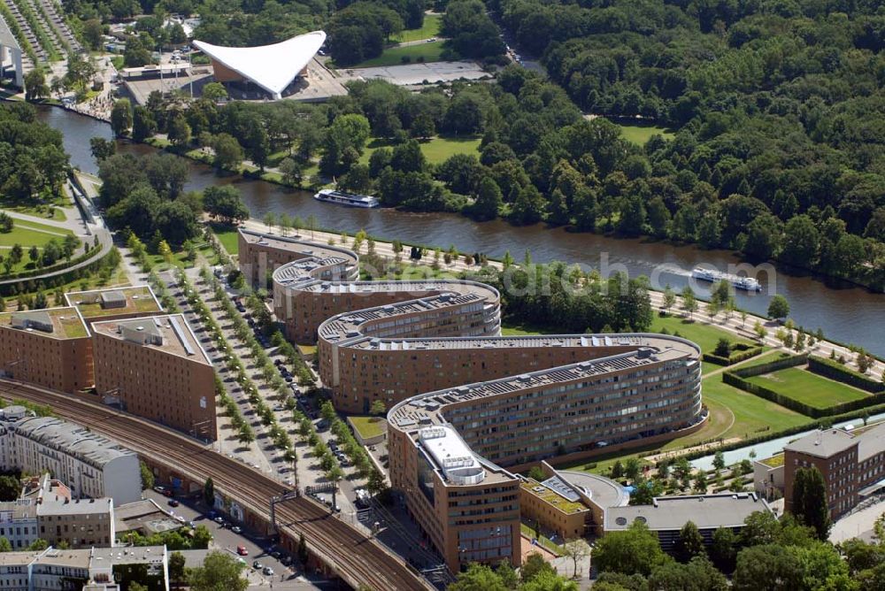 Aerial image Berlin - . Die 320 m lange Gebäudeschlange in gelbem Backstein von Architekt Georg Bumiller unweit vom Tiergarten und vom Kanzleramt entstand direkt am Ufer der Spree und beinhaltet 718 Wohnungen. (FSG Siedlungsgesellschaft Frankfurt)