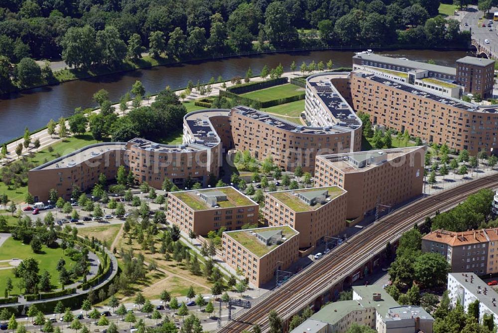 Aerial photograph Berlin - . Die 320 m lange Gebäudeschlange in gelbem Backstein von Architekt Georg Bumiller unweit vom Tiergarten und vom Kanzleramt entstand direkt am Ufer der Spree und beinhaltet 718 Wohnungen. (FSG Siedlungsgesellschaft Frankfurt)