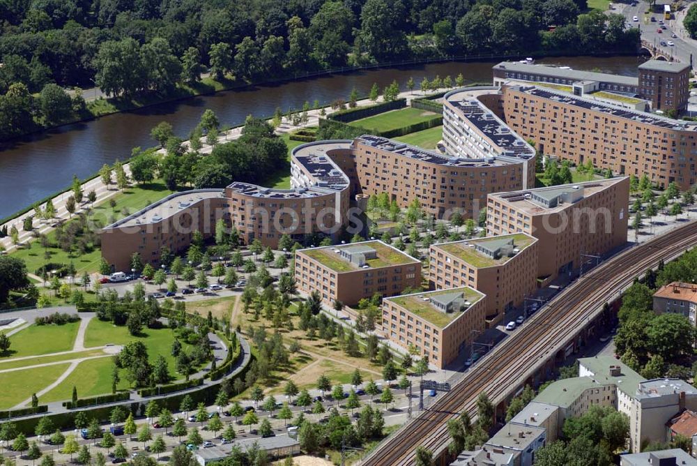 Berlin from above - . Die 320 m lange Gebäudeschlange in gelbem Backstein von Architekt Georg Bumiller unweit vom Tiergarten und vom Kanzleramt entstand direkt am Ufer der Spree und beinhaltet 718 Wohnungen. (FSG Siedlungsgesellschaft Frankfurt)