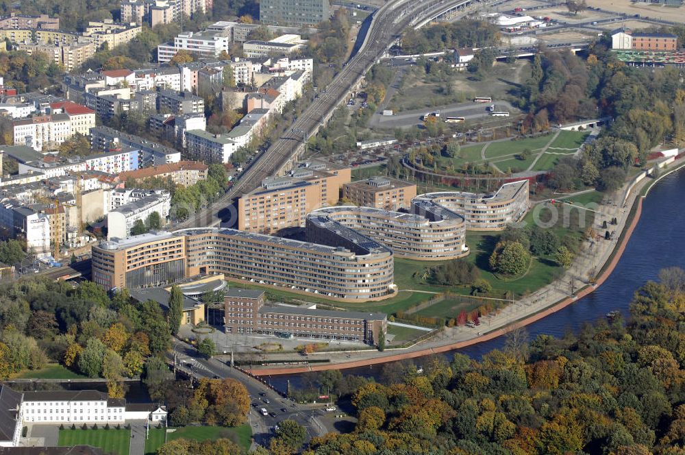 Aerial image Berlin - Wohnhaus im Moabiter Werder in Berlin. Die Gebäude-Schlange in Backstein enstand unweit vom Tiergarten und vom Kanzleramt direkt am Ufer der Spree und beinhaltet 718 Wohnungen. (Bauherr: FSG Siedlungsgesellschaft Frankfurt), Kontakt Architekt: Georg Bumiller, Gesellschaft von Architekten mbH, Großbeerenstraße 13a, 10963 Berlin, Tel. +49(0)30 2153024, Fax +49(0)30 2156316, Email: mail@bumillerarchitekten.de