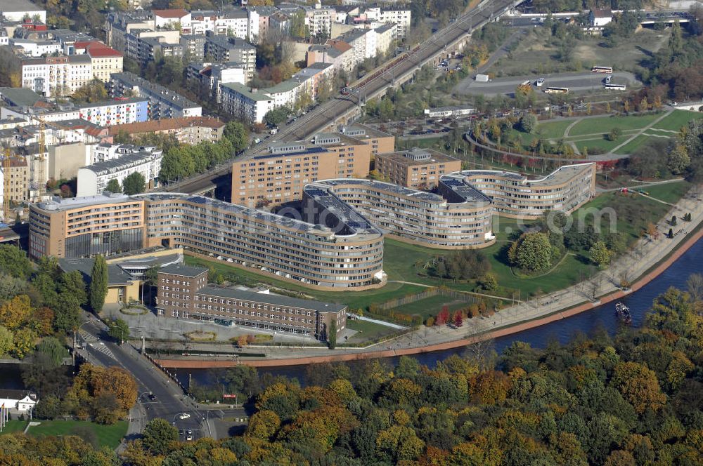 Aerial photograph Berlin - Wohnhaus im Moabiter Werder in Berlin. Die Gebäude-Schlange in Backstein enstand unweit vom Tiergarten und vom Kanzleramt direkt am Ufer der Spree und beinhaltet 718 Wohnungen. (Bauherr: FSG Siedlungsgesellschaft Frankfurt), Kontakt Architekt: Georg Bumiller, Gesellschaft von Architekten mbH, Großbeerenstraße 13a, 10963 Berlin, Tel. +49(0)30 2153024, Fax +49(0)30 2156316, Email: mail@bumillerarchitekten.de