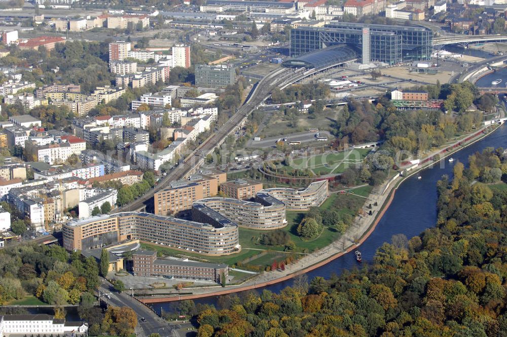 Berlin from above - Wohnhaus im Moabiter Werder in Berlin. Die Gebäude-Schlange in Backstein enstand unweit vom Tiergarten und vom Kanzleramt direkt am Ufer der Spree und beinhaltet 718 Wohnungen. (Bauherr: FSG Siedlungsgesellschaft Frankfurt), Kontakt Architekt: Georg Bumiller, Gesellschaft von Architekten mbH, Großbeerenstraße 13a, 10963 Berlin, Tel. +49(0)30 2153024, Fax +49(0)30 2156316, Email: mail@bumillerarchitekten.de