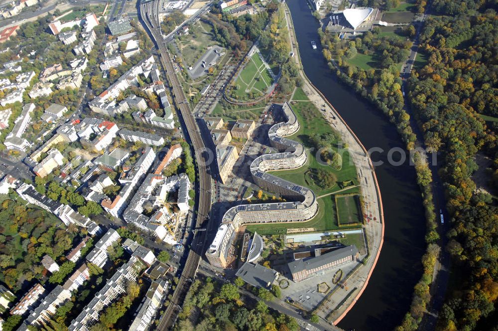 Berlin from the bird's eye view: Wohnhaus im Moabiter Werder in Berlin. Die Gebäude-Schlange in Backstein enstand unweit vom Tiergarten und vom Kanzleramt direkt am Ufer der Spree und beinhaltet 718 Wohnungen. (Bauherr: FSG Siedlungsgesellschaft Frankfurt), Kontakt Architekt: Georg Bumiller, Gesellschaft von Architekten mbH, Großbeerenstraße 13a, 10963 Berlin, Tel. +49(0)30 2153024, Fax +49(0)30 2156316, Email: mail@bumillerarchitekten.de