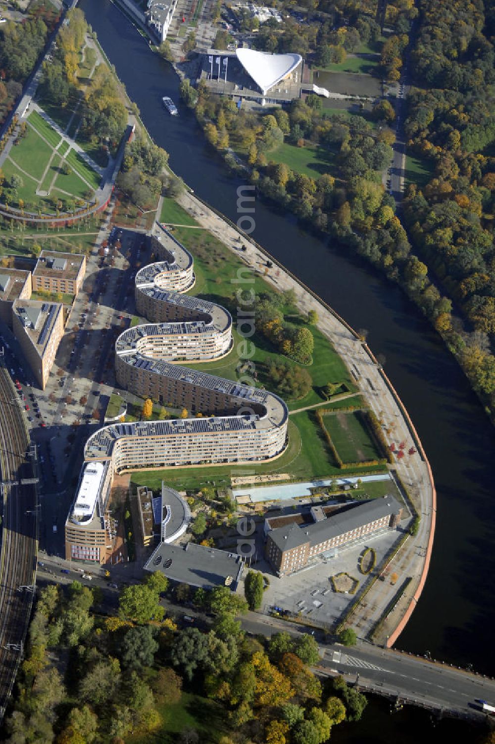 Aerial image Berlin - Wohnhaus im Moabiter Werder in Berlin. Die Gebäude-Schlange in Backstein enstand unweit vom Tiergarten und vom Kanzleramt direkt am Ufer der Spree und beinhaltet 718 Wohnungen. (Bauherr: FSG Siedlungsgesellschaft Frankfurt), Kontakt Architekt: Georg Bumiller, Gesellschaft von Architekten mbH, Großbeerenstraße 13a, 10963 Berlin, Tel. +49(0)30 2153024, Fax +49(0)30 2156316, Email: mail@bumillerarchitekten.de