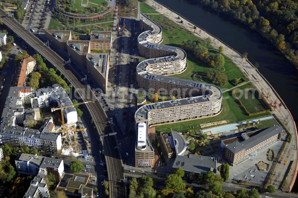 Aerial photograph Berlin - Wohnhaus im Moabiter Werder in Berlin. Die Gebäude-Schlange in Backstein enstand unweit vom Tiergarten und vom Kanzleramt direkt am Ufer der Spree und beinhaltet 718 Wohnungen. (Bauherr: FSG Siedlungsgesellschaft Frankfurt), Kontakt Architekt: Georg Bumiller, Gesellschaft von Architekten mbH, Großbeerenstraße 13a, 10963 Berlin, Tel. +49(0)30 2153024, Fax +49(0)30 2156316, Email: mail@bumillerarchitekten.de