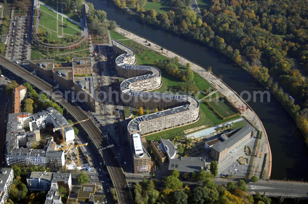 Berlin from above - Wohnhaus im Moabiter Werder in Berlin. Die Gebäude-Schlange in Backstein enstand unweit vom Tiergarten und vom Kanzleramt direkt am Ufer der Spree und beinhaltet 718 Wohnungen. (Bauherr: FSG Siedlungsgesellschaft Frankfurt), Kontakt Architekt: Georg Bumiller, Gesellschaft von Architekten mbH, Großbeerenstraße 13a, 10963 Berlin, Tel. +49(0)30 2153024, Fax +49(0)30 2156316, Email: mail@bumillerarchitekten.de