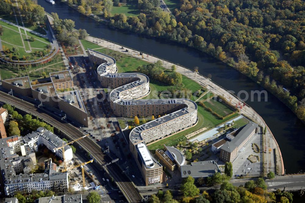 Berlin from the bird's eye view: Wohnhaus im Moabiter Werder in Berlin. Die Gebäude-Schlange in Backstein enstand unweit vom Tiergarten und vom Kanzleramt direkt am Ufer der Spree und beinhaltet 718 Wohnungen. (Bauherr: FSG Siedlungsgesellschaft Frankfurt), Kontakt Architekt: Georg Bumiller, Gesellschaft von Architekten mbH, Großbeerenstraße 13a, 10963 Berlin, Tel. +49(0)30 2153024, Fax +49(0)30 2156316, Email: mail@bumillerarchitekten.de