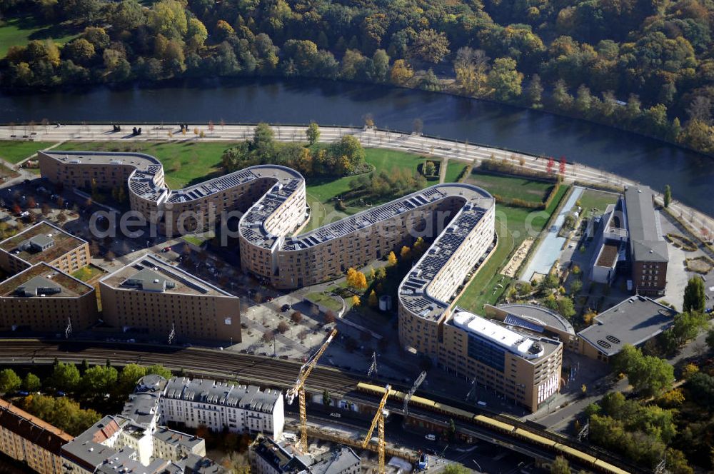 Aerial image Berlin - Wohnhaus im Moabiter Werder in Berlin. Die Gebäude-Schlange in Backstein enstand unweit vom Tiergarten und vom Kanzleramt direkt am Ufer der Spree und beinhaltet 718 Wohnungen. (Bauherr: FSG Siedlungsgesellschaft Frankfurt), Kontakt Architekt: Georg Bumiller, Gesellschaft von Architekten mbH, Großbeerenstraße 13a, 10963 Berlin, Tel. +49(0)30 2153024, Fax +49(0)30 2156316, Email: mail@bumillerarchitekten.de