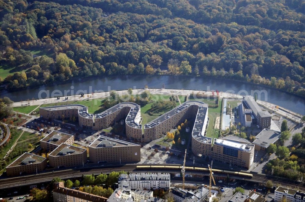 Aerial photograph Berlin - Wohnhaus im Moabiter Werder in Berlin. Die Gebäude-Schlange in Backstein enstand unweit vom Tiergarten und vom Kanzleramt direkt am Ufer der Spree und beinhaltet 718 Wohnungen. (Bauherr: FSG Siedlungsgesellschaft Frankfurt), Kontakt Architekt: Georg Bumiller, Gesellschaft von Architekten mbH, Großbeerenstraße 13a, 10963 Berlin, Tel. +49(0)30 2153024, Fax +49(0)30 2156316, Email: mail@bumillerarchitekten.de