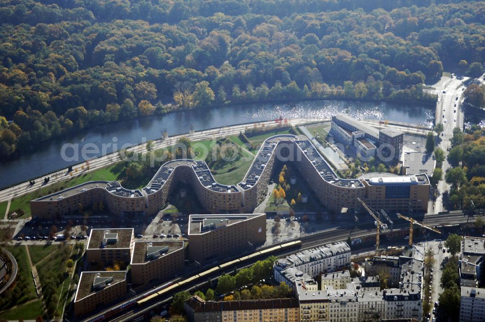 Berlin from above - Wohnhaus im Moabiter Werder in Berlin. Die Gebäude-Schlange in Backstein enstand unweit vom Tiergarten und vom Kanzleramt direkt am Ufer der Spree und beinhaltet 718 Wohnungen. (Bauherr: FSG Siedlungsgesellschaft Frankfurt), Kontakt Architekt: Georg Bumiller, Gesellschaft von Architekten mbH, Großbeerenstraße 13a, 10963 Berlin, Tel. +49(0)30 2153024, Fax +49(0)30 2156316, Email: mail@bumillerarchitekten.de