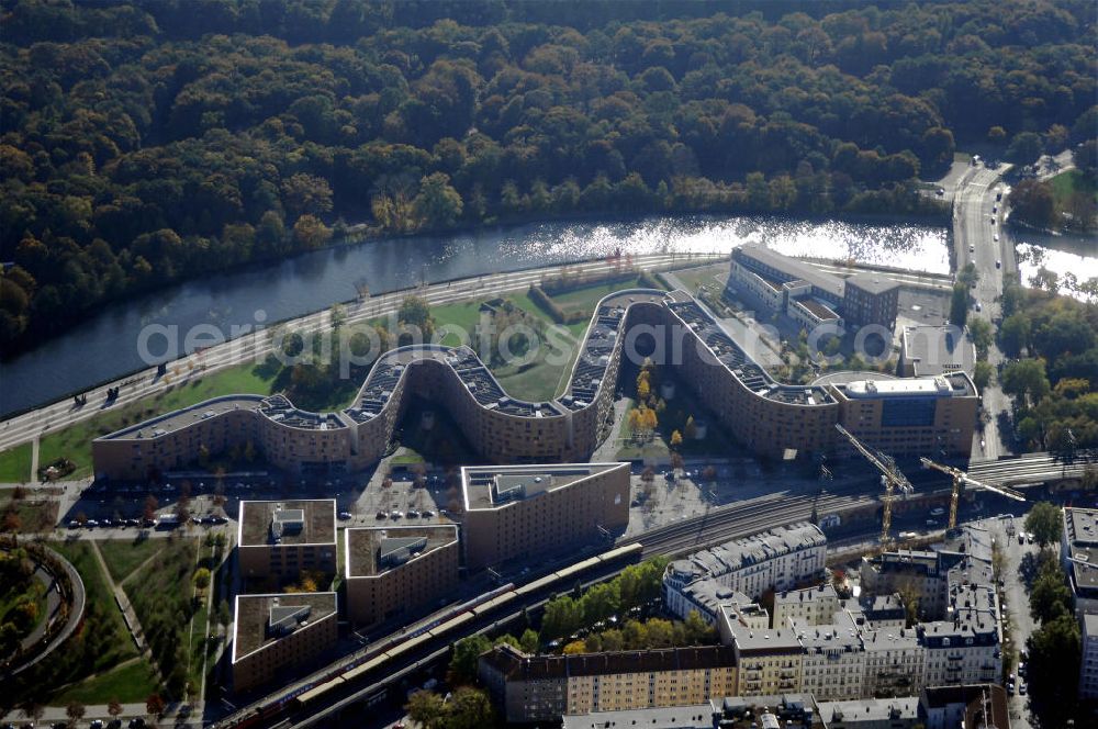 Berlin from the bird's eye view: Wohnhaus im Moabiter Werder in Berlin. Die Gebäude-Schlange in Backstein enstand unweit vom Tiergarten und vom Kanzleramt direkt am Ufer der Spree und beinhaltet 718 Wohnungen. (Bauherr: FSG Siedlungsgesellschaft Frankfurt), Kontakt Architekt: Georg Bumiller, Gesellschaft von Architekten mbH, Großbeerenstraße 13a, 10963 Berlin, Tel. +49(0)30 2153024, Fax +49(0)30 2156316, Email: mail@bumillerarchitekten.de