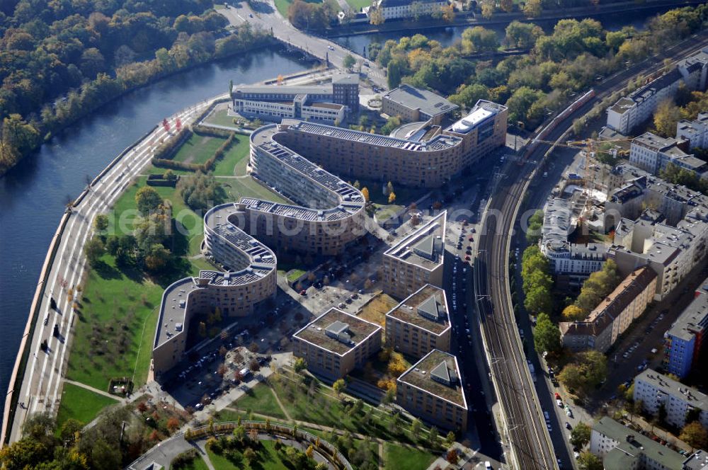 Aerial image Berlin - Wohnhaus im Moabiter Werder in Berlin. Die Gebäude-Schlange in Backstein enstand unweit vom Tiergarten und vom Kanzleramt direkt am Ufer der Spree und beinhaltet 718 Wohnungen. (Bauherr: FSG Siedlungsgesellschaft Frankfurt), Kontakt Architekt: Georg Bumiller, Gesellschaft von Architekten mbH, Großbeerenstraße 13a, 10963 Berlin, Tel. +49(0)30 2153024, Fax +49(0)30 2156316, Email: mail@bumillerarchitekten.de