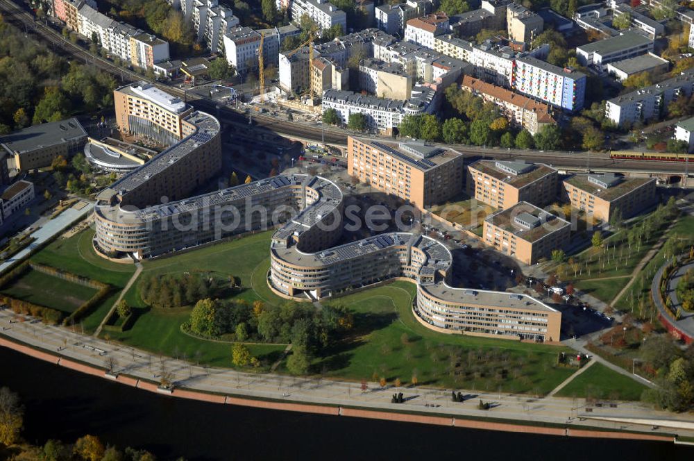 Aerial photograph Berlin - Wohnhaus im Moabiter Werder in Berlin. Die Gebäude-Schlange in Backstein enstand unweit vom Tiergarten und vom Kanzleramt direkt am Ufer der Spree und beinhaltet 718 Wohnungen. (Bauherr: FSG Siedlungsgesellschaft Frankfurt), Kontakt Architekt: Georg Bumiller, Gesellschaft von Architekten mbH, Großbeerenstraße 13a, 10963 Berlin, Tel. +49(0)30 2153024, Fax +49(0)30 2156316, Email: mail@bumillerarchitekten.de