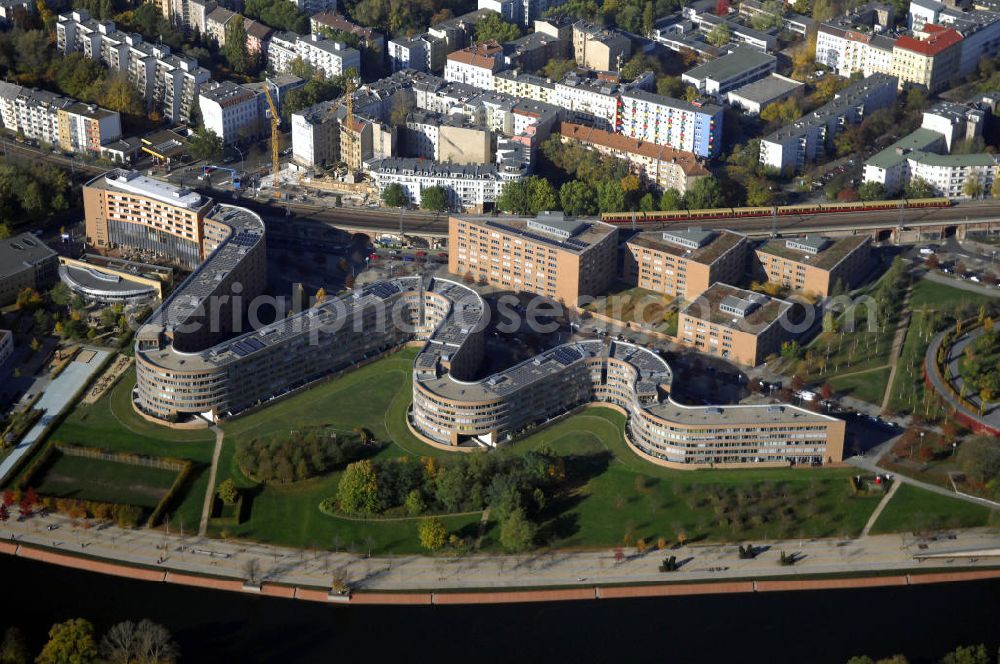 Berlin from above - Wohnhaus im Moabiter Werder in Berlin. Die Gebäude-Schlange in Backstein enstand unweit vom Tiergarten und vom Kanzleramt direkt am Ufer der Spree und beinhaltet 718 Wohnungen. (Bauherr: FSG Siedlungsgesellschaft Frankfurt), Kontakt Architekt: Georg Bumiller, Gesellschaft von Architekten mbH, Großbeerenstraße 13a, 10963 Berlin, Tel. +49(0)30 2153024, Fax +49(0)30 2156316, Email: mail@bumillerarchitekten.de