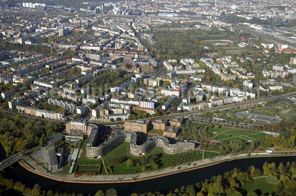 Berlin from the bird's eye view: Wohnhaus im Moabiter Werder in Berlin. Die Gebäude-Schlange in Backstein enstand unweit vom Tiergarten und vom Kanzleramt direkt am Ufer der Spree und beinhaltet 718 Wohnungen. (Bauherr: FSG Siedlungsgesellschaft Frankfurt), Kontakt Architekt: Georg Bumiller, Gesellschaft von Architekten mbH, Großbeerenstraße 13a, 10963 Berlin, Tel. +49(0)30 2153024, Fax +49(0)30 2156316, Email: mail@bumillerarchitekten.de