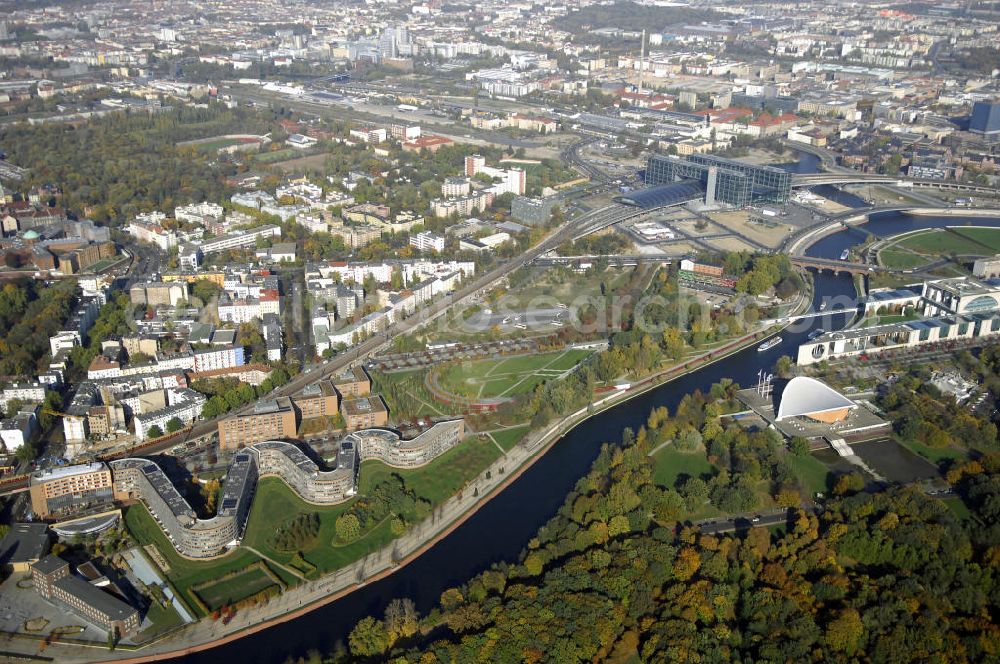 Aerial image Berlin - Wohnhaus im Moabiter Werder in Berlin. Die Gebäude-Schlange in Backstein enstand unweit vom Tiergarten und vom Kanzleramt direkt am Ufer der Spree und beinhaltet 718 Wohnungen. (Bauherr: FSG Siedlungsgesellschaft Frankfurt), Kontakt Architekt: Georg Bumiller, Gesellschaft von Architekten mbH, Großbeerenstraße 13a, 10963 Berlin, Tel. +49(0)30 2153024, Fax +49(0)30 2156316, Email: mail@bumillerarchitekten.de